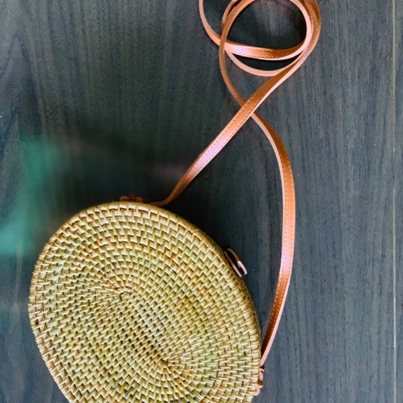 Handwoven Rattan Straw Weave Crossbody Bag - Picture 2 of 3